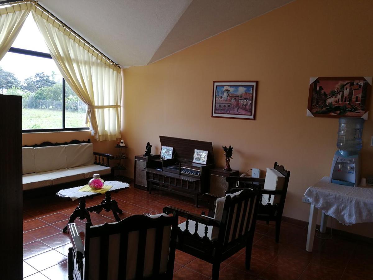 Chapelet Hostal Tababela Buitenkant foto