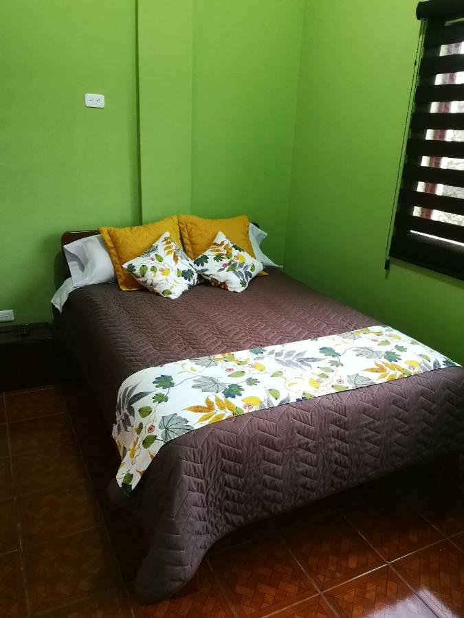 Chapelet Hostal Tababela Buitenkant foto